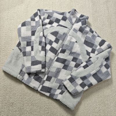 কাস্টম উচ্চ মানের স্ট্রিটওয়্যার শীতকালীন প্যাচওয়ার্ক প্লেড উষ্ণ ফ্লিস জিপ আপ ফ্লফি হুডি লাইন্ড টাই ডাই শেরপা জ্যাকেট